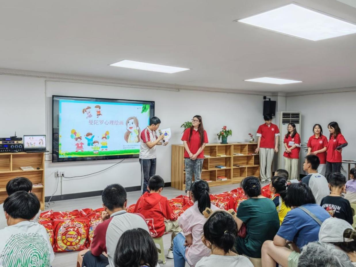 双节同庆 心暖童心|教师教育学院携手东城街道开展“粽点关注·童心向阳”志愿活动
